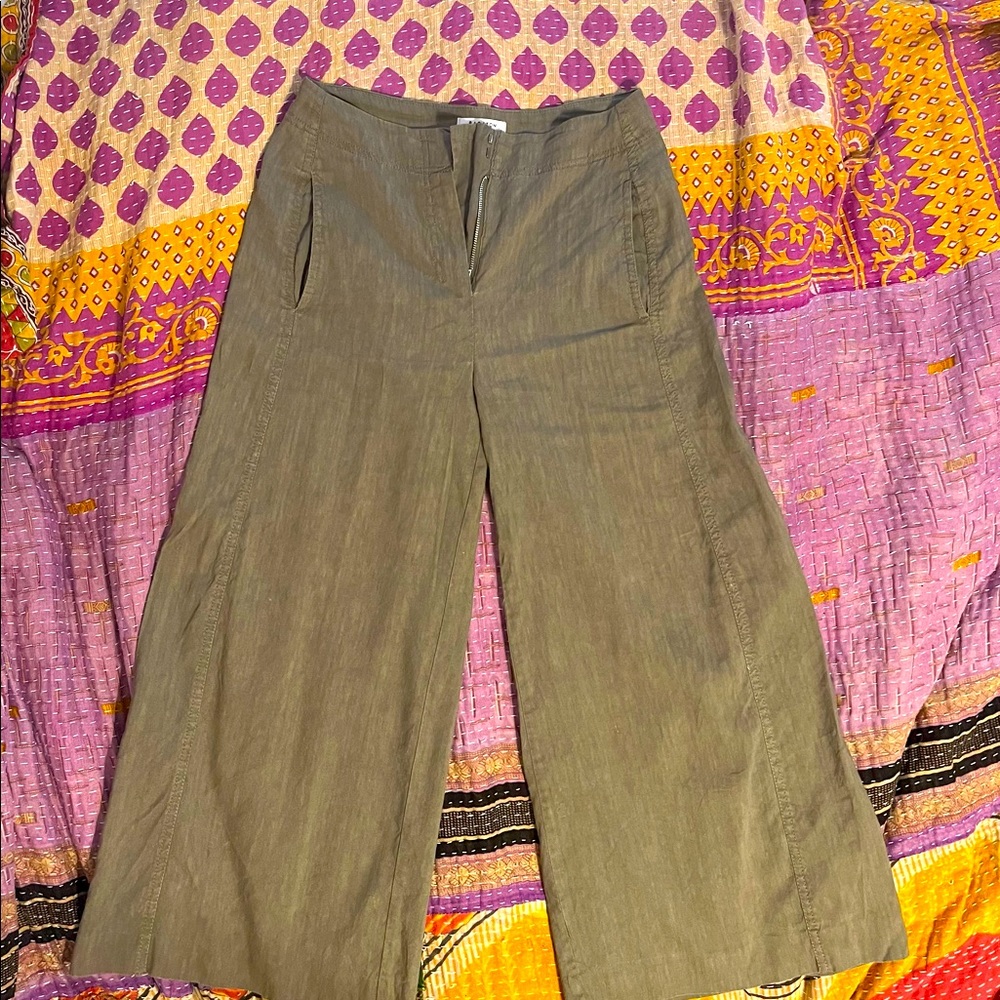 Aritzia High-Waisted Capri Pants